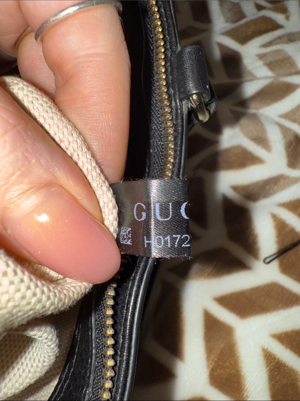 Gucci Black Pebbled Leather Shoulder Tote with Embossed Logo - Picture 5 of 8